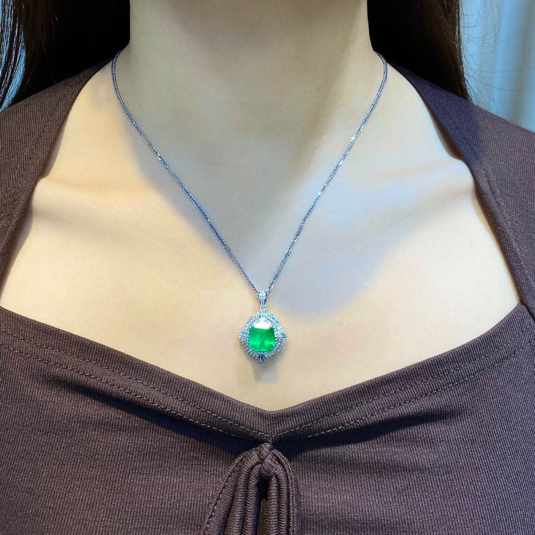 Express Shipping Pt900 6.33 Ctw Vivid Green Natural Emerald & Diamond Pendant( Without Chain ) - 4