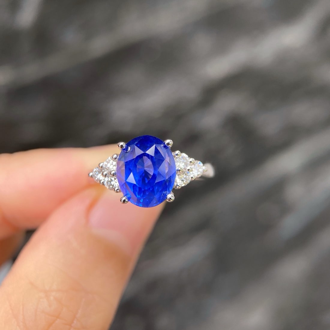 Express Shipping 18k Gold 5.23 Ctw Sri Lanka Natural Sapphire & Diamond Ring: Ref:22301 // gold content:18k gold // ring size:7. 21us // // main gemstone:sapphire // shape:oval // carat weight:5. 03ct // color:cornflower blue // treatment:natural // origin:sri lanka // //