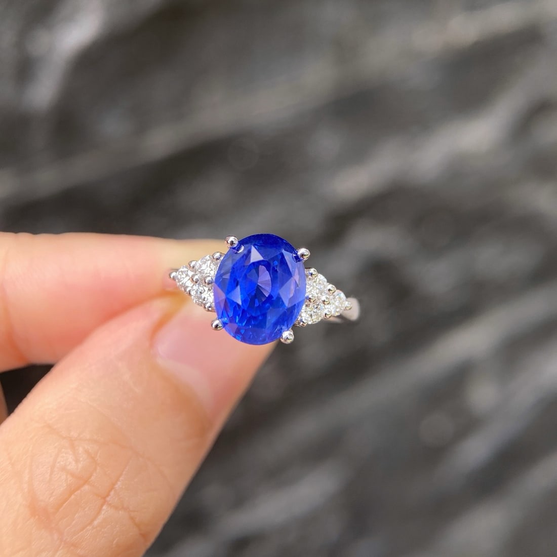 Express Shipping 18k Gold 5.23 Ctw Sri Lanka Natural Sapphire & Diamond Ring - 2