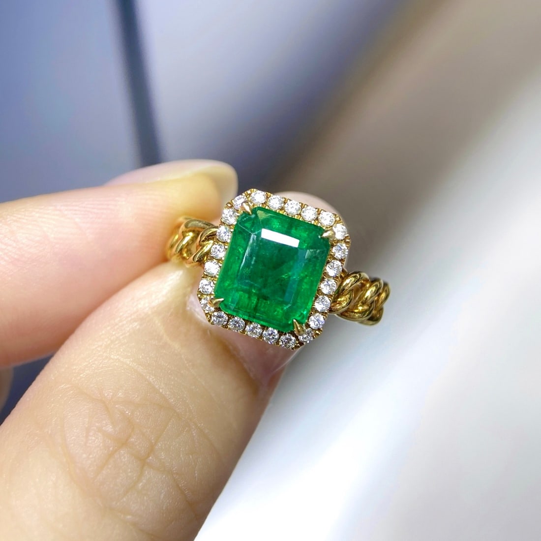 Express Shipping 18k Gold 2.99 Ctw Vivid Green Natural Emerald & Diamond Ring: Ref:22302 // gold content:18k gold // ring size:6. 21us // // main gemstone:emerald // shape:octagonal // carat weight:2. 78ct // color:vivid green // treatment:natural // // adjacent gemstone 2 :