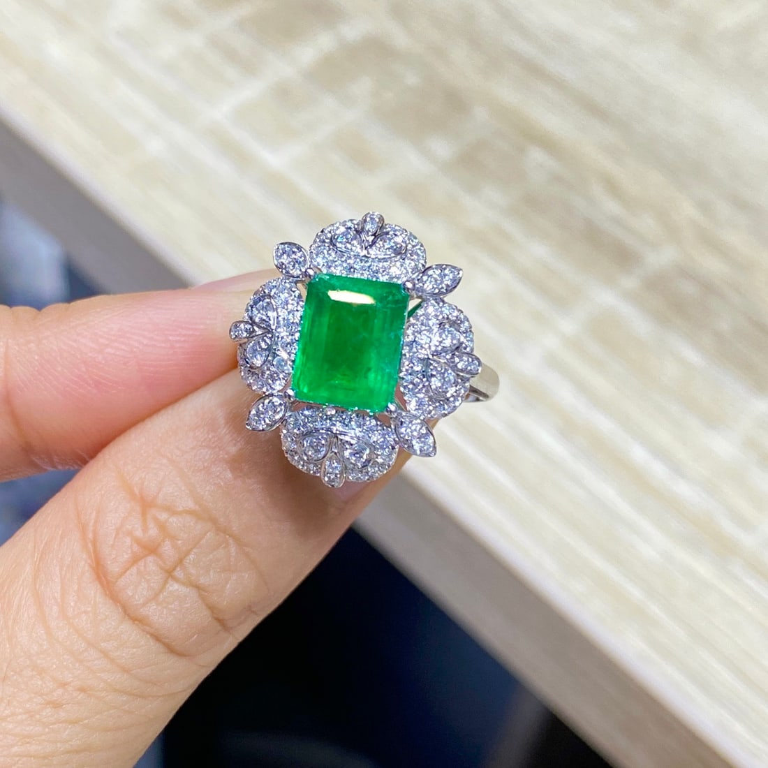 Express Shipping Grs(gemstone Reports) Certified Express Shipping 18k Gold 2.63 Ctw Vivid Green C... - 2