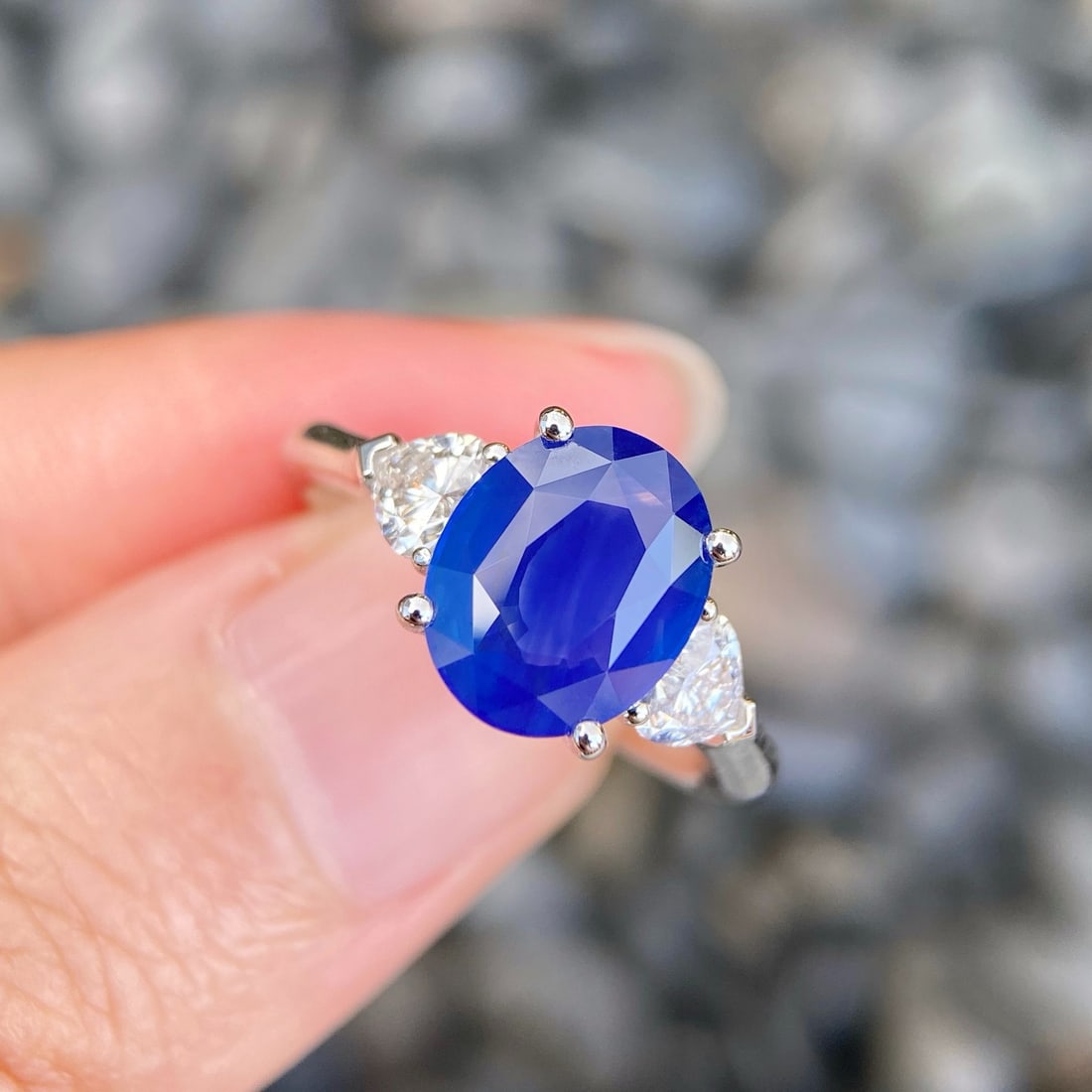 Express Shipping 18k Gold 3.66 Ctw Natural Sapphire & Diamond Ring: Ref:22310 // gold content:18k gold // ring size:6. 75us // // main gemstone:sapphire // shape:oval // carat weight:3. 05ct // color:cornflower blue // treatment:natural // // adjacent gemstone 2 :