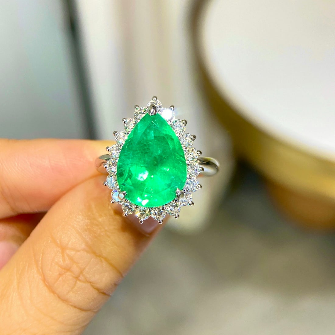 Express Shipping Pt900 6.34 Ctw Vivid Green Colombia Natural Emerald & Diamond Ring: Ref:22311 // gold content:pt900 // ring size:6. 5us // // main gemstone:emerald // shape:pear // carat weight:5. 42ct // color:vivid green // treatment:natural // origin:colombia // // adjacent