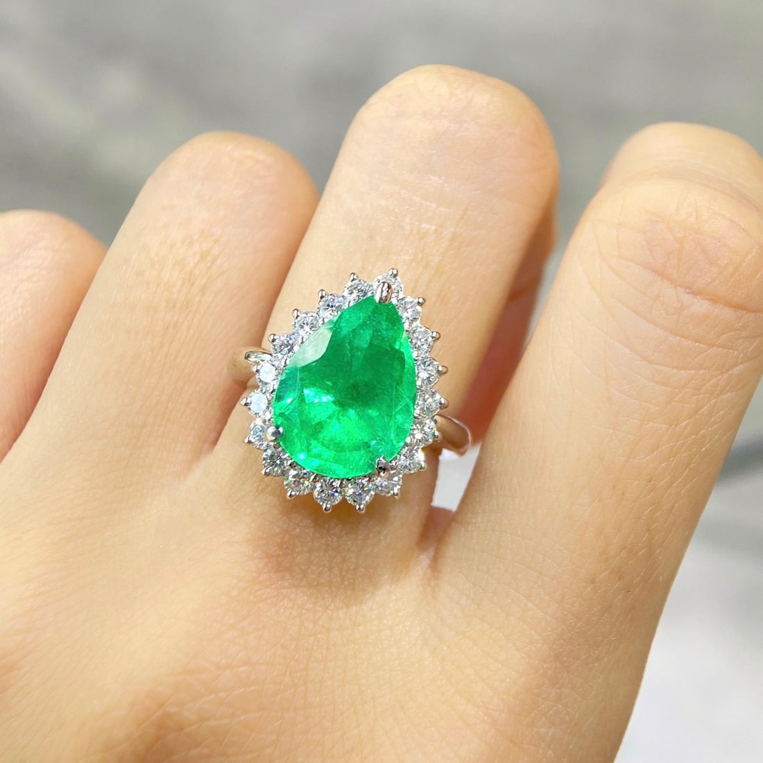 Express Shipping Pt900 6.34 Ctw Vivid Green Colombia Natural Emerald & Diamond Ring - 4