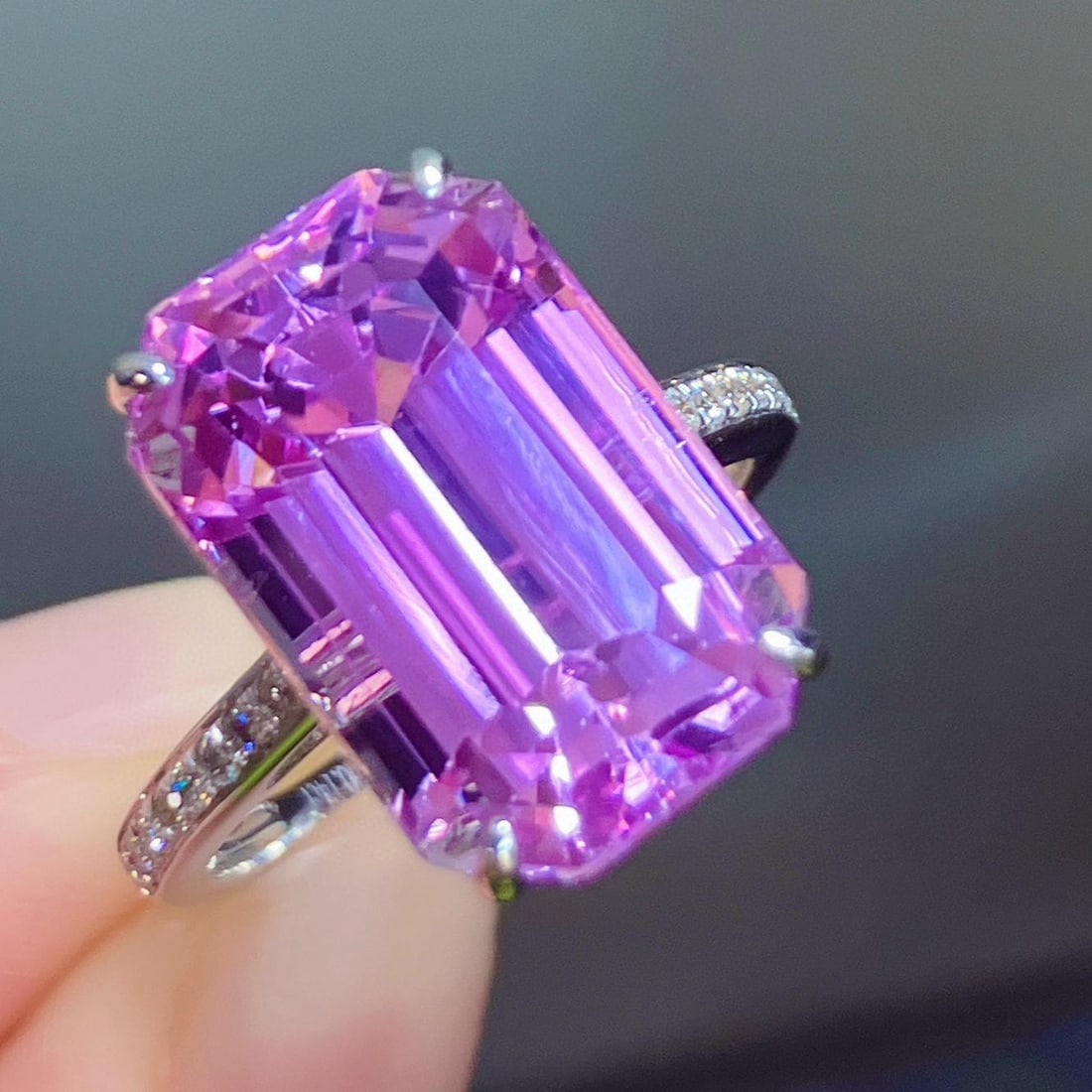 14k Gold 11.70 Ctw Natural Kunzite & Diamond Ring: Ref:231119054 // gold content:14k gold // ring size:7. 25us // // main gemstone:kunzite // shape:octagonal // carat weight:11. 56ct // color:purple // treatment:natural // // adjacent gemstone 2 :