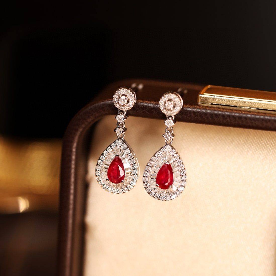 14k Gold 1.06 Ctw Natural Ruby & Diamond Earrings: Ref:231119078 // gold content:14k gold // main gemstone:ruby // shape:pear // carat weight:0. 5ct // color:red // treatment:natural // // adjacent gemstone 2 : diamond // shape:multiple // carat weigh