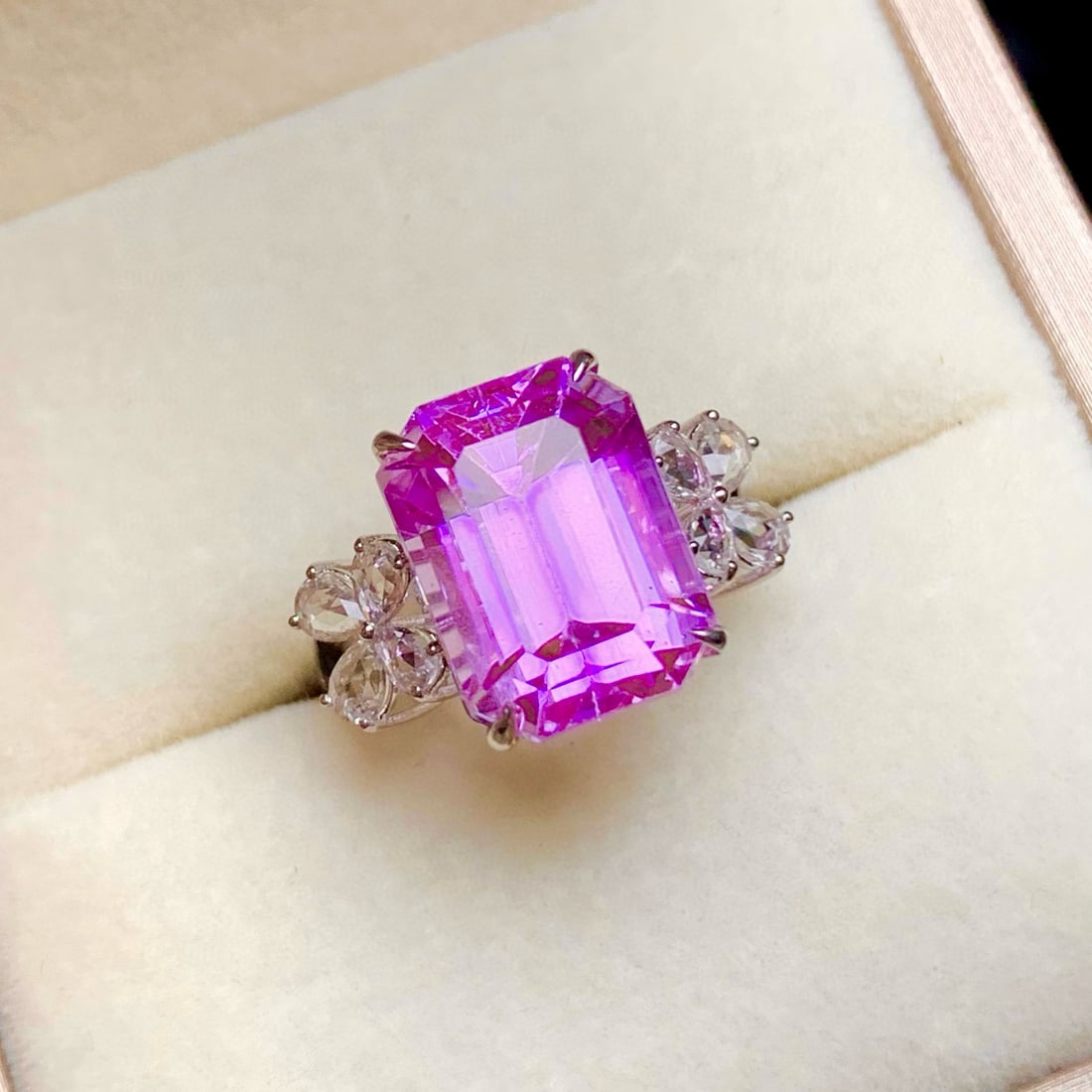 14k Gold 11.5 Ct Natural Kunzite & Sapphire Ring: Ref:231119111 // gold content:14k gold // ring size:7. 25us // // main gemstone:kunzite // shape:octagonal // carat weight:11. 5ct // color:purple // treatment:natural // // adjacent gemstone 2 :