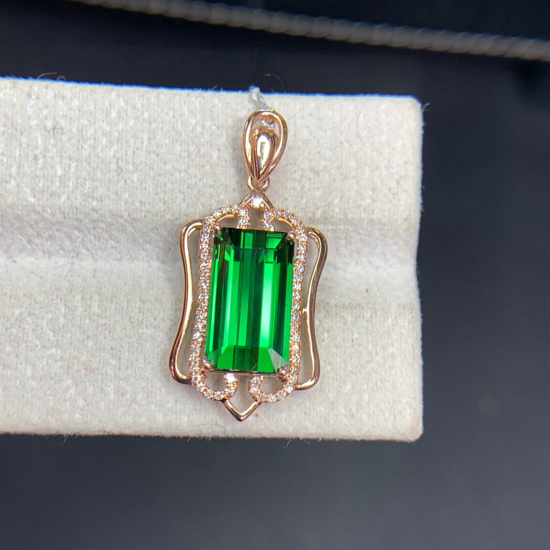 14k Gold 5.1 Ct Natural Tourmaline & Diamond Pendant( Without Chain ): Ref:231119164 // gold content:14k gold // main gemstone:tourmaline // shape:octagonal // carat weight:5. 1ct // color:green // treatment:natural // // adjacent gemstone 2 : diamond // shape:round