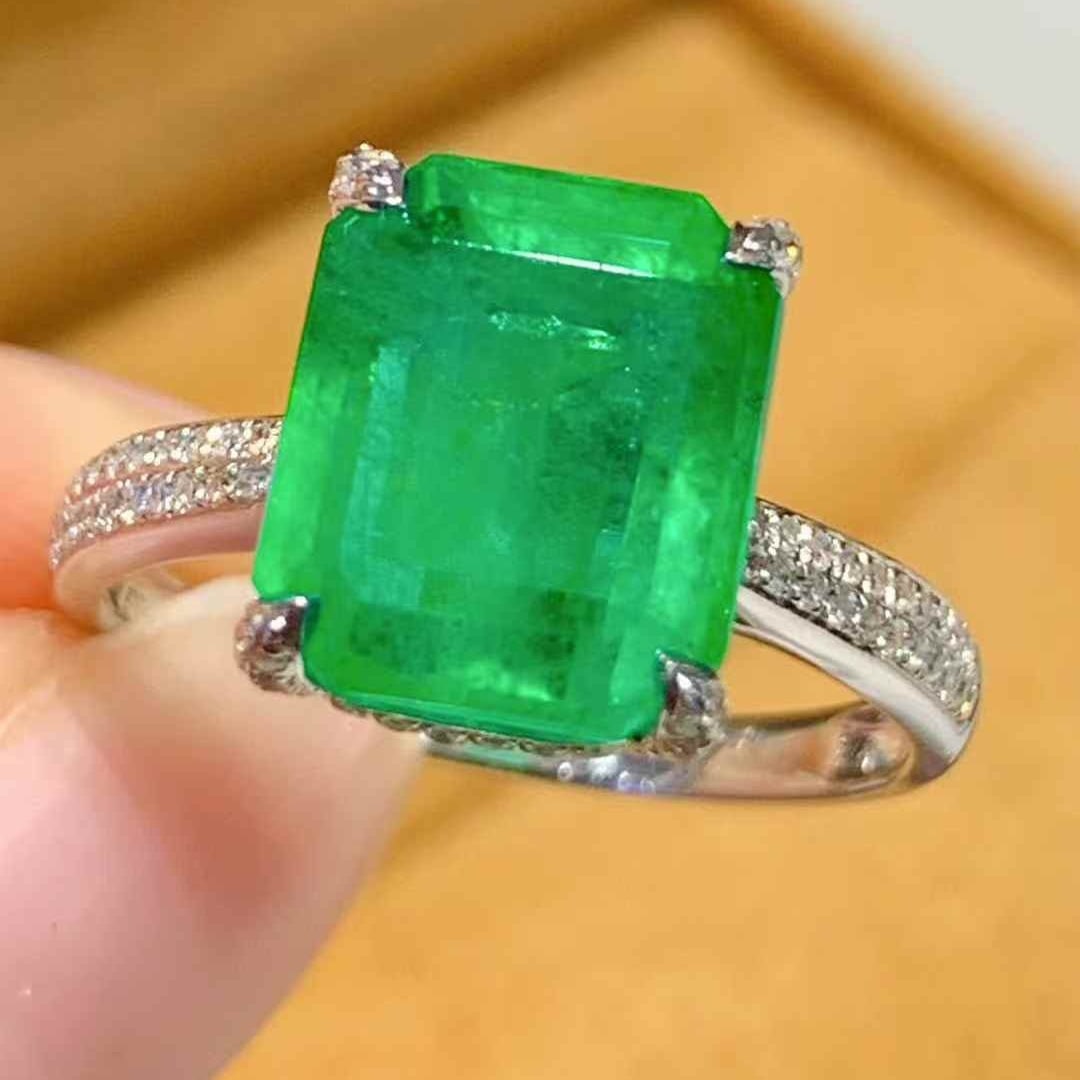 14k Gold 4.3 Ct Natural Emerald & Diamond Ring - 3