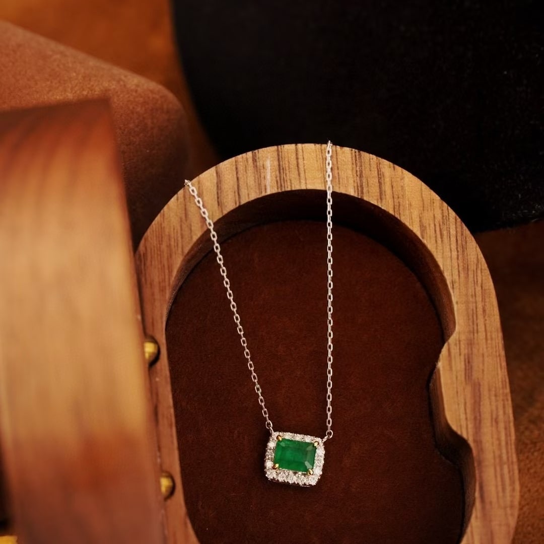 14k Gold 0.55 Ctw Vivid Green Natural Emerald & Diamond Necklace - 3