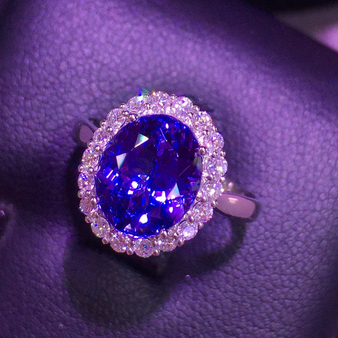 14k Gold 3.6 Ct Natural Tanzanite & Diamond Ring - 4
