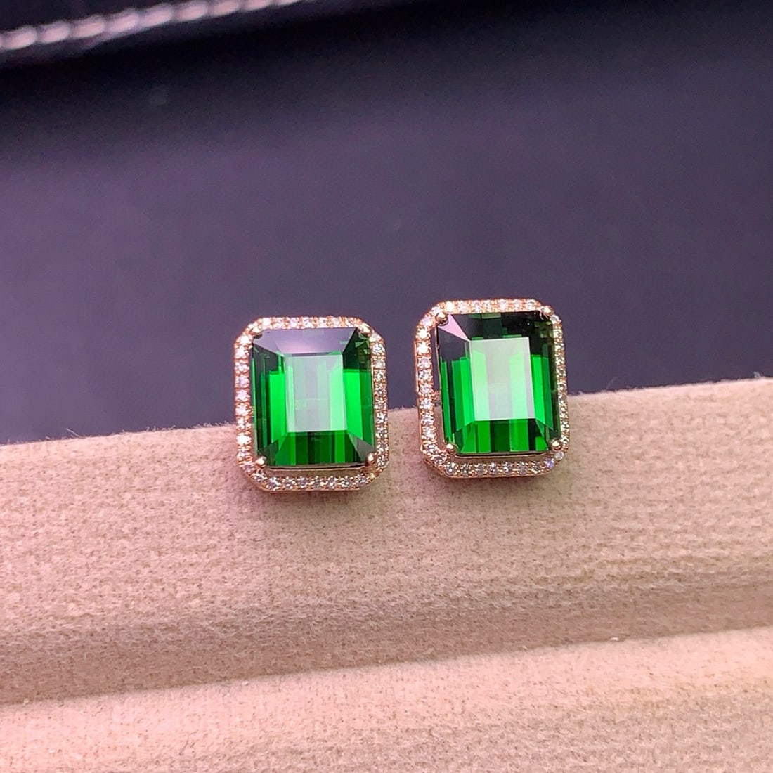 14k Gold 6.8 Ct Natural Tourmaline & Diamond Earrings: Ref:231119218 // gold content:14k gold // main gemstone:tourmaline // shape:octagonal // carat weight:6. 8ct // color:green // treatment:natural // // adjacent gemstone 2 : diamond // shape:round // c