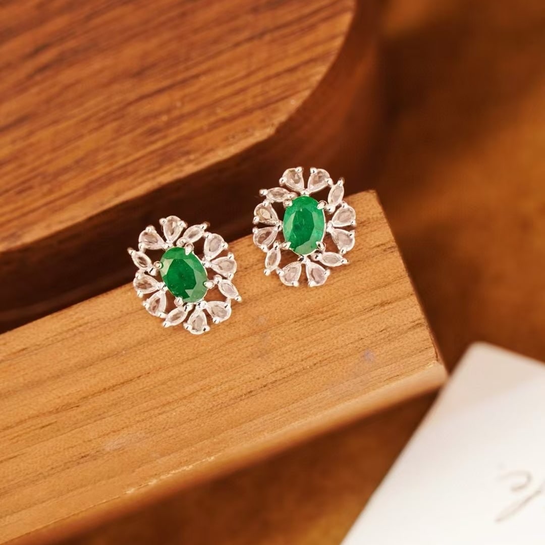 14k Gold 2.10 Ctw Vivid Green Natural Emerald & Sapphire Earrings: Ref:231119250 // gold content:14k gold // main gemstone:emerald // shape:oval // carat weight:0. 92ct // color:vivid green // treatment:natural // // adjacent gemstone 2 : sapphire //