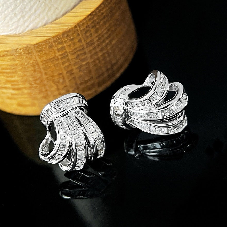 14k Gold 0.8 Ct Natural H Diamond Earrings: Ref:231120011 // gold content:14k gold // main gemstone:diamond // shape:baguette // carat weight:0. 8ct // clarity grade:vs-si // color:h // treatment:natural // Condition: NewLow Estimate: