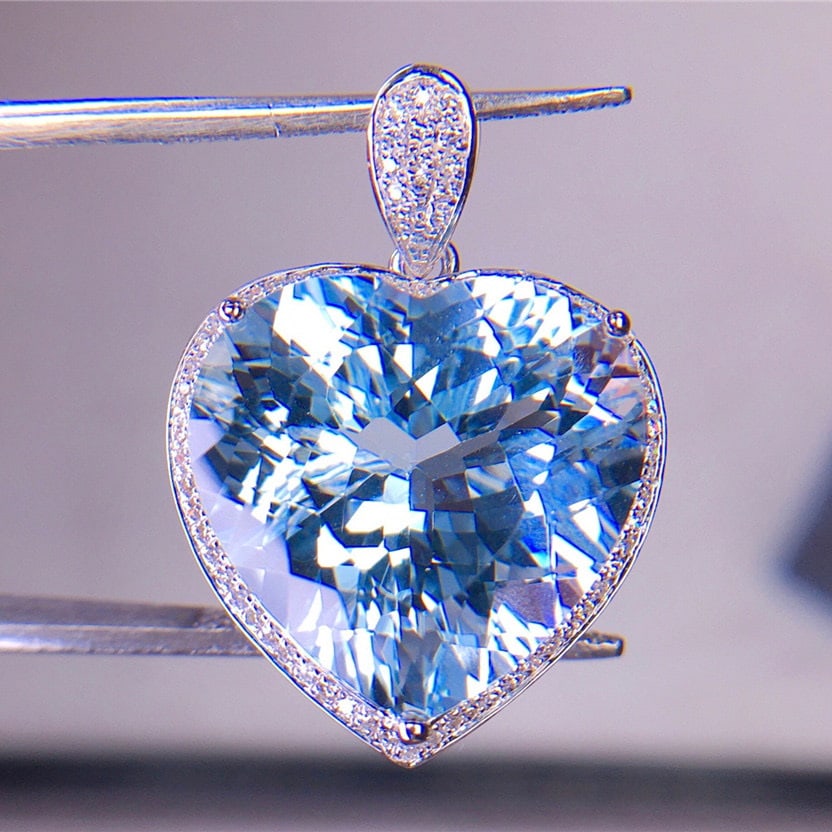 14k Gold 12.52 Ct Natural Aquamarine & Diamond Pendant( Without Chain ): Ref:231120020 // gold content:14k gold // main gemstone:aquamarine // shape:heart // carat weight:12. 52ct // color:santa maria color // treatment:natural // // adjacent gemstone 2 : diamond //