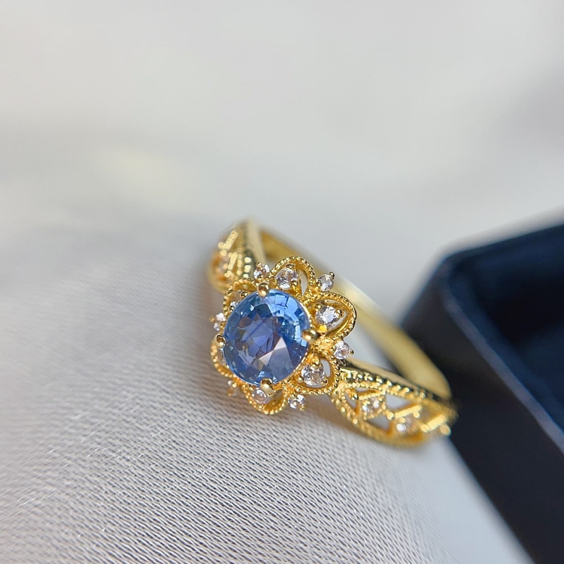 14k Gold 0.85 Ct Natural Sapphire & Sapphire Ring - 3