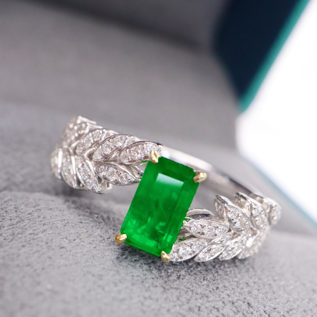 14k Gold 0.94 Ctw Vivid Green Natural Emerald & Diamond Ring: Ref:231120051 // gold content:14k gold // ring size:7. 25us // // main gemstone:emerald // shape:octagonal // carat weight:0. 75ct // color:vivid green // treatment:natural // // adjacent gemstone