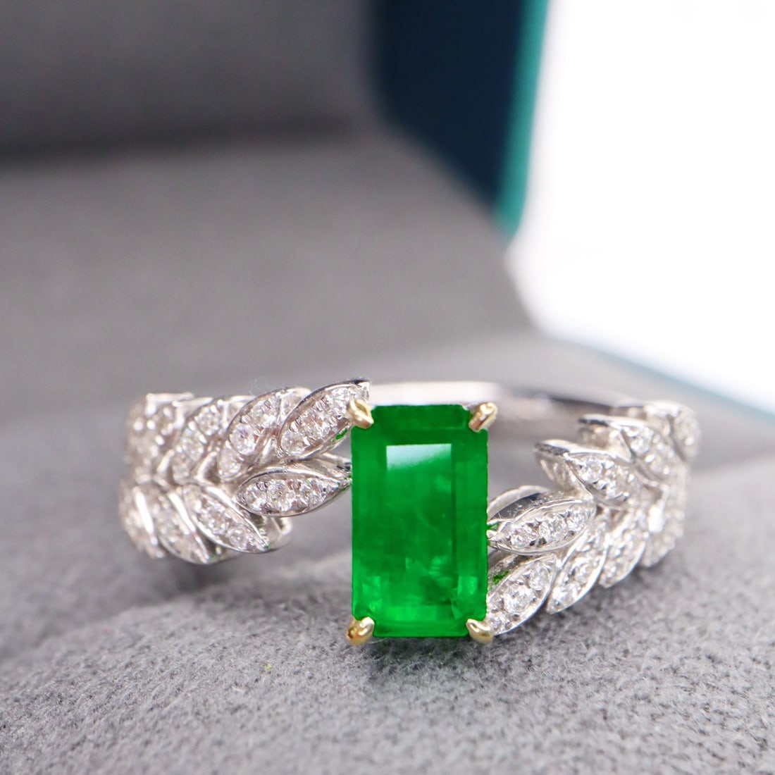 14k Gold 0.94 Ctw Vivid Green Natural Emerald & Diamond Ring - 2
