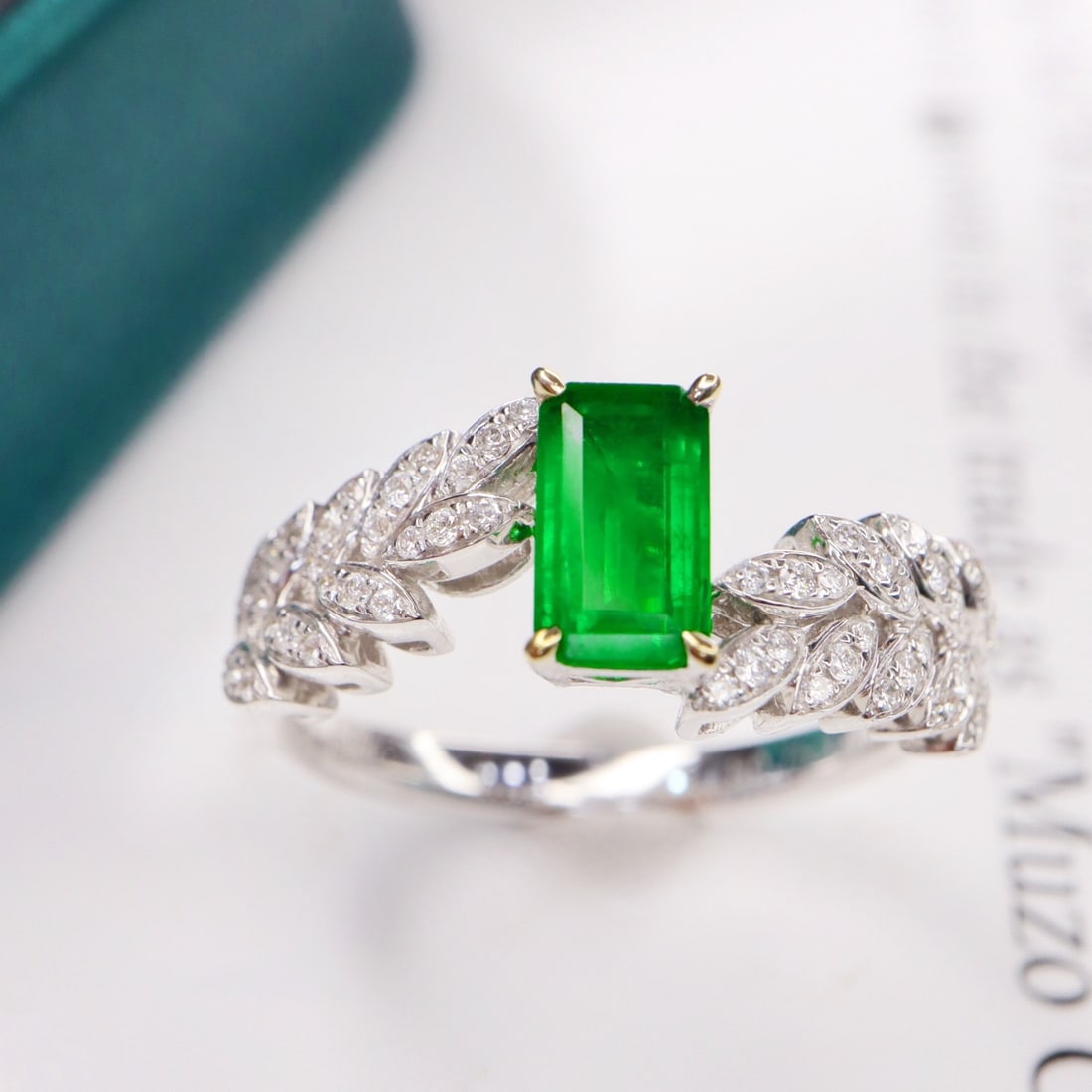 14k Gold 0.94 Ctw Vivid Green Natural Emerald & Diamond Ring - 3