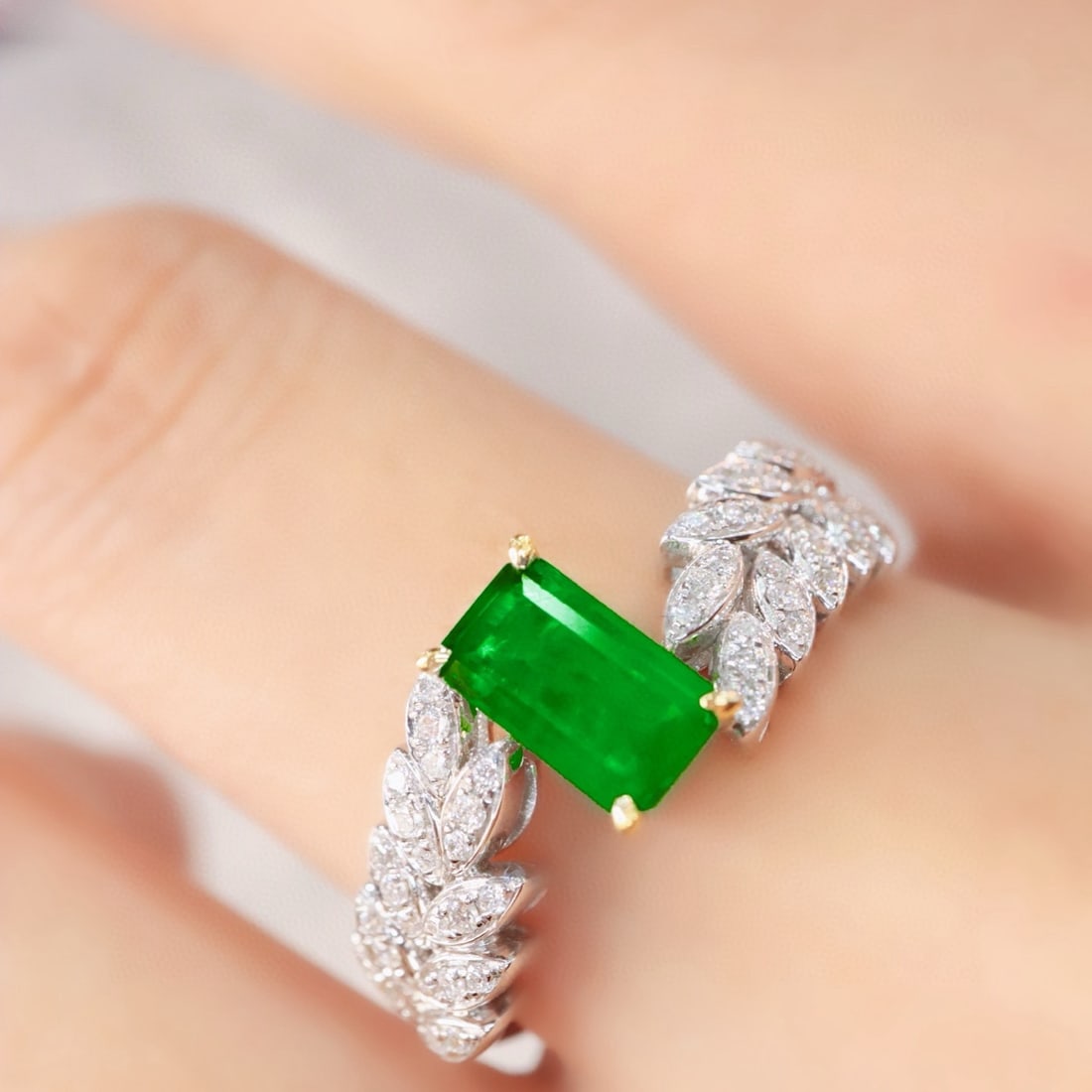14k Gold 0.94 Ctw Vivid Green Natural Emerald & Diamond Ring - 5