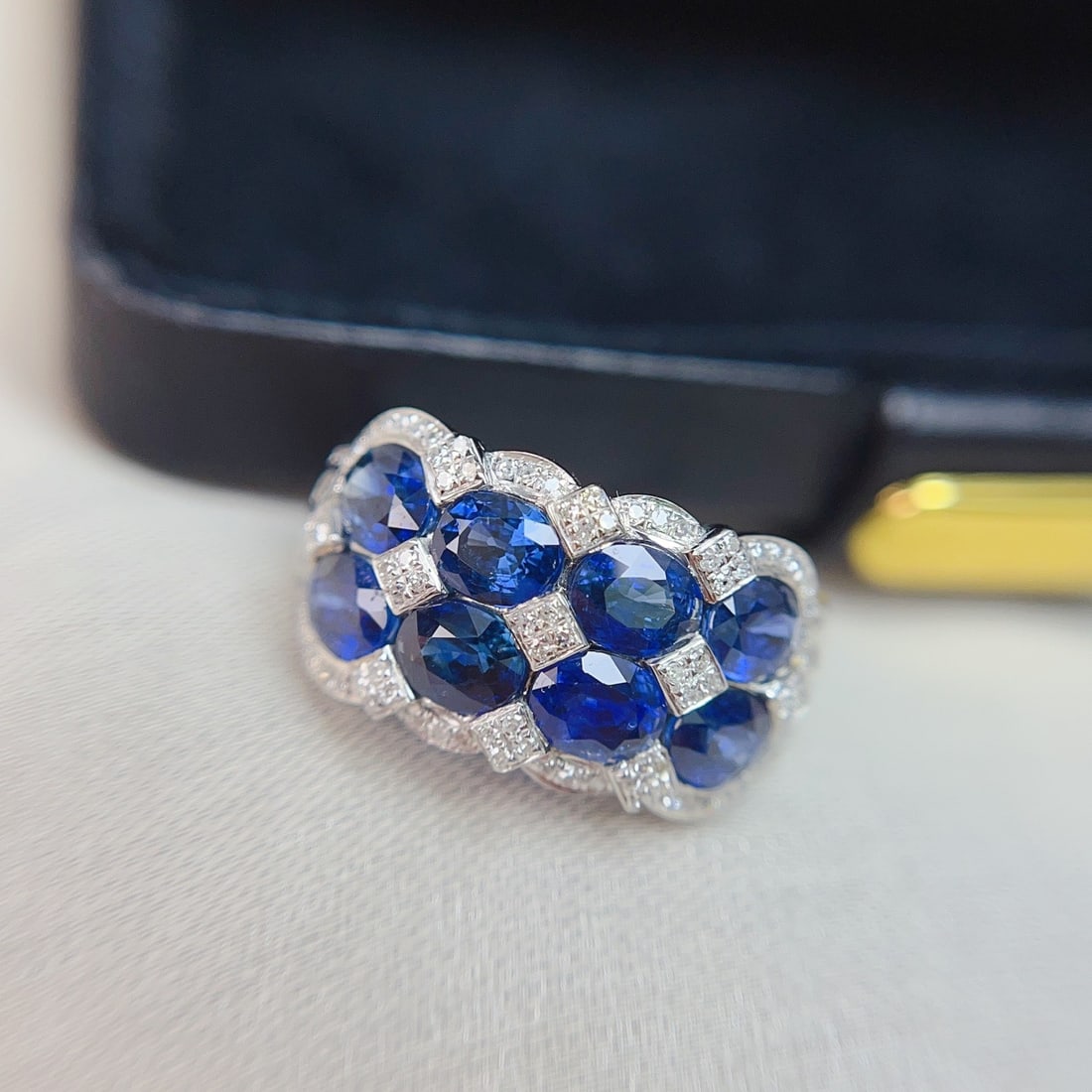 14k Gold 4.60 Ct Natural Sapphire & Diamond Ring: Ref:231120061 // gold content:14k gold // ring size:7. 25us // // main gemstone:sapphire // shape:oval // carat weight:4. 60ct // color:blue // treatment:natural // // adjacent gemstone 2 :