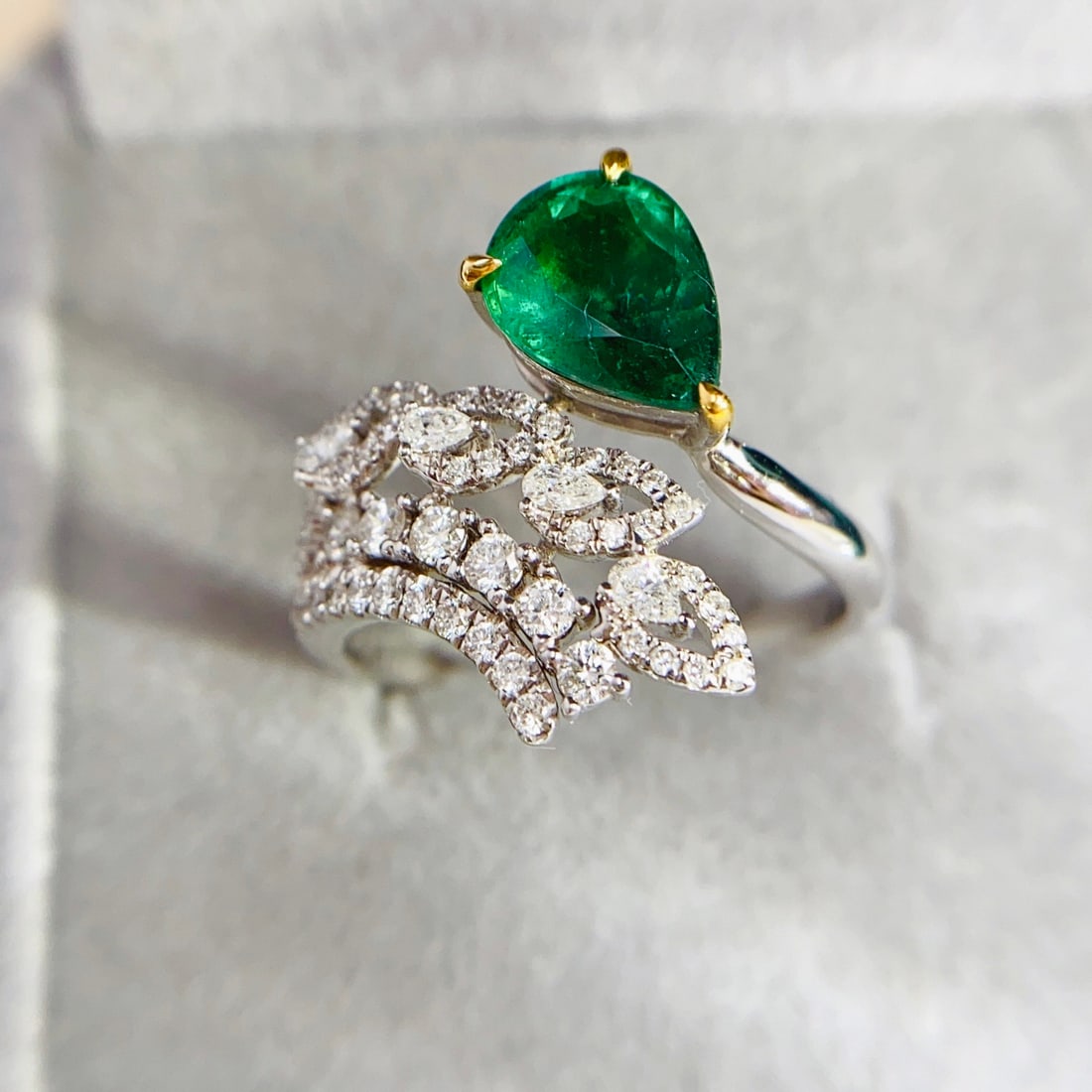 14k Gold 1.35 Ct Vivid Green Natural Emerald & Diamond Ring: Ref:231120073 // gold content:14k gold // ring size:7. 25us // // main gemstone:emerald // shape:pear // carat weight:1. 35ct // color:vivid green // treatment:natural // // adjacent gemstone 2 :