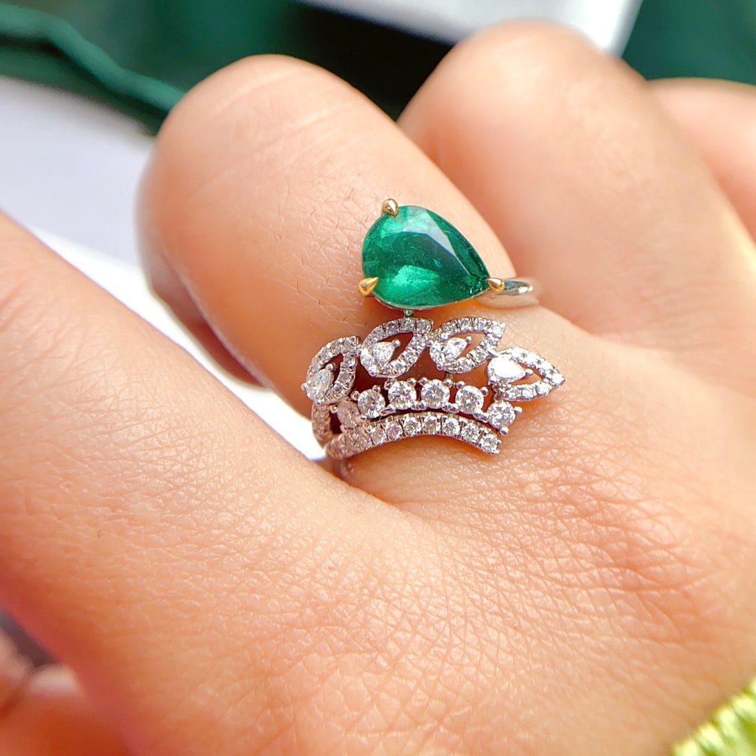 14k Gold 1.35 Ct Vivid Green Natural Emerald & Diamond Ring - 2