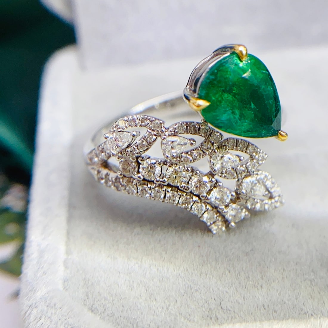 14k Gold 1.35 Ct Vivid Green Natural Emerald & Diamond Ring - 3