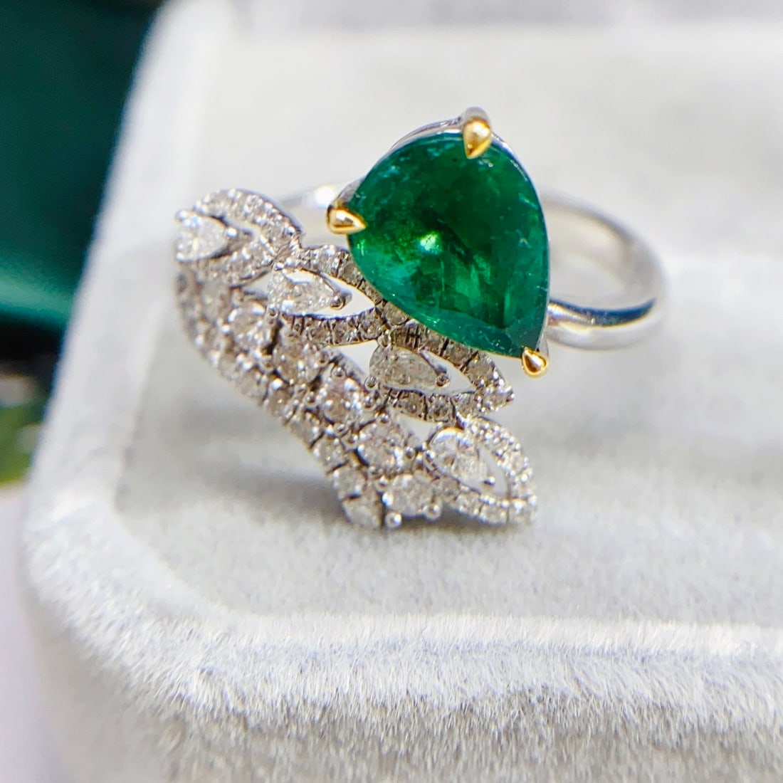 14k Gold 1.35 Ct Vivid Green Natural Emerald & Diamond Ring - 4