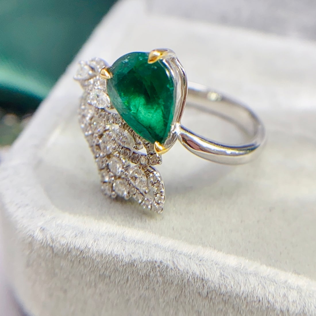 14k Gold 1.35 Ct Vivid Green Natural Emerald & Diamond Ring - 5