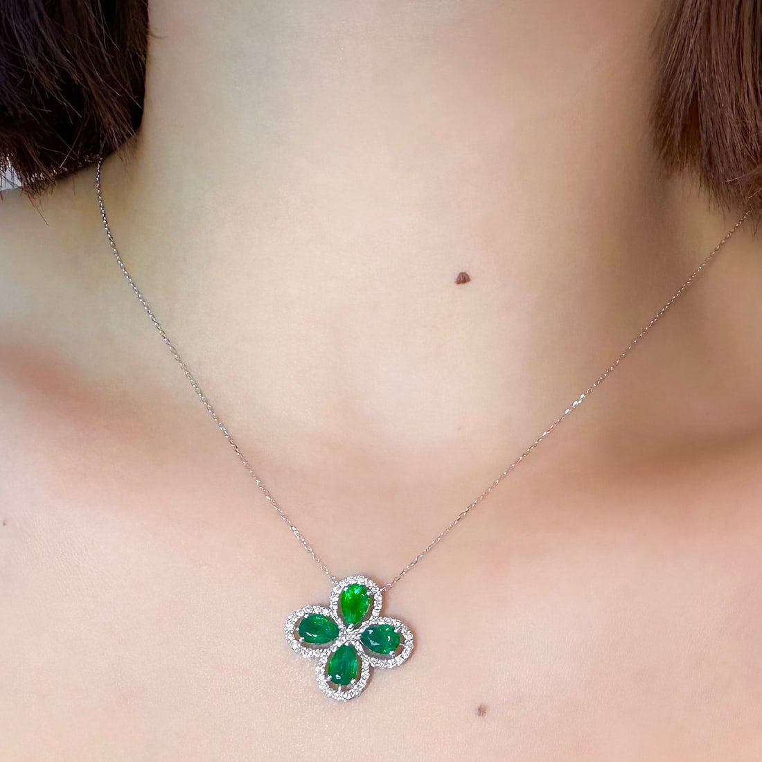 14k Gold 2.39 Ctw Vivid Green Natural Emerald & Diamond Necklace - 4