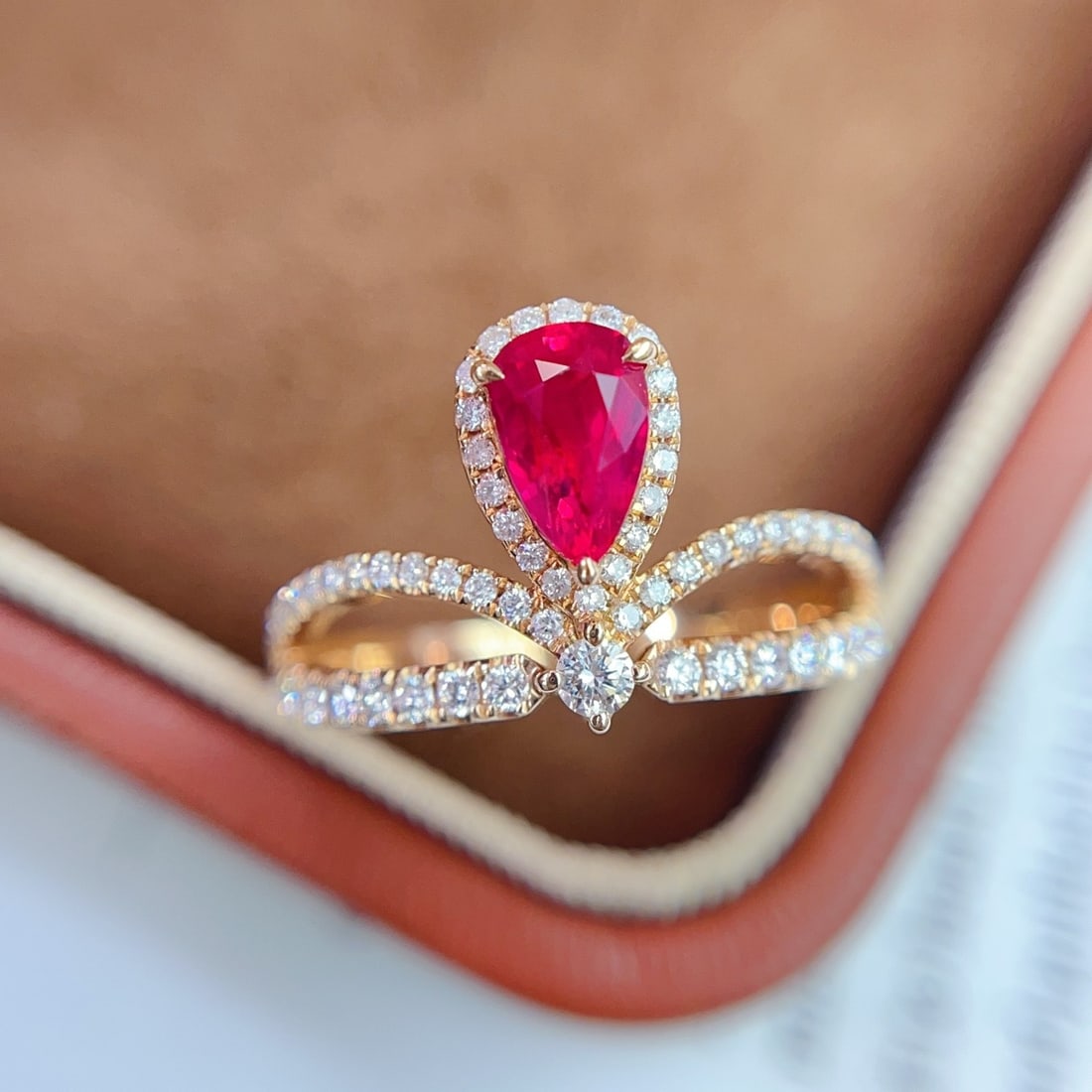14k Gold 1.01 Ct Natural Ruby & Diamond Ring: Ref:231120109 // gold content:14k gold // ring size:7. 25us // // main gemstone:ruby // shape:pear // carat weight:1. 01ct // color:red // treatment:natural // // adjacent gemstone 2 : diamond //
