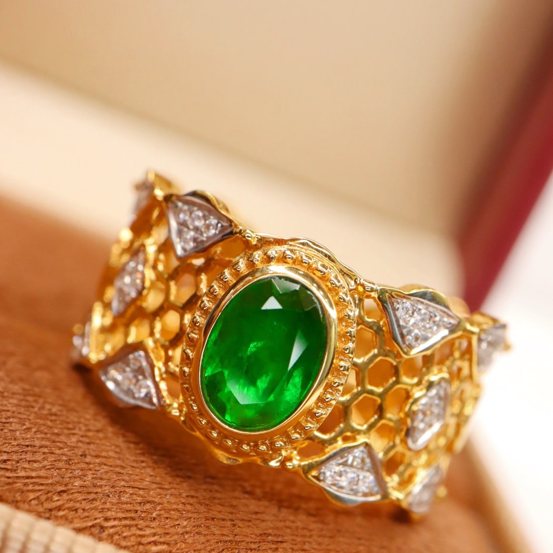 14k Gold 0.80 Ctw Vivid Green Natural Emerald & Diamond Ring: Ref:231120114 // gold content:14k gold // ring size:7. 25us // // main gemstone:emerald // shape:oval // carat weight:0. 68ct // color:vivid green // treatment:natural // // adjacent gemstone 2 :