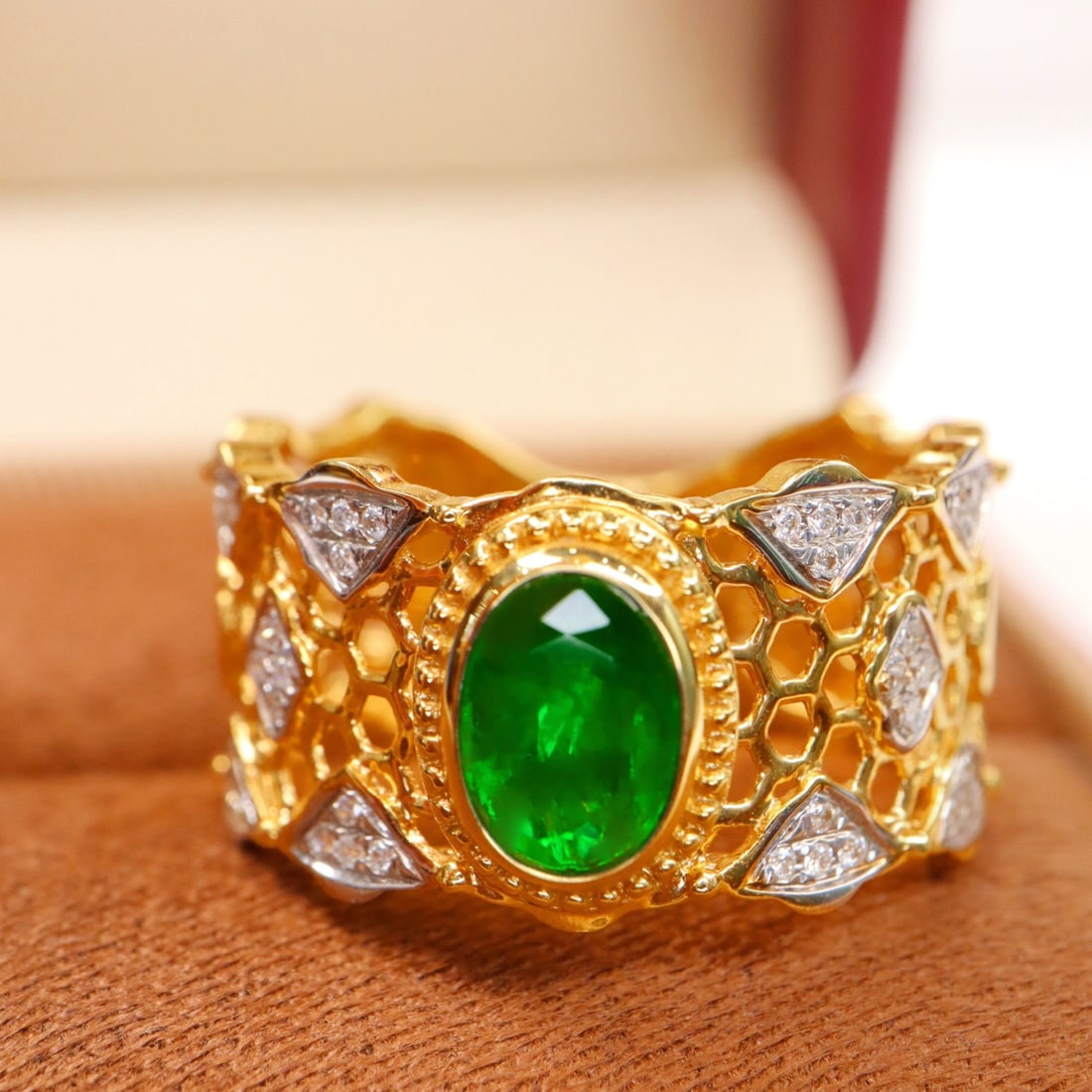 14k Gold 0.80 Ctw Vivid Green Natural Emerald & Diamond Ring - 2