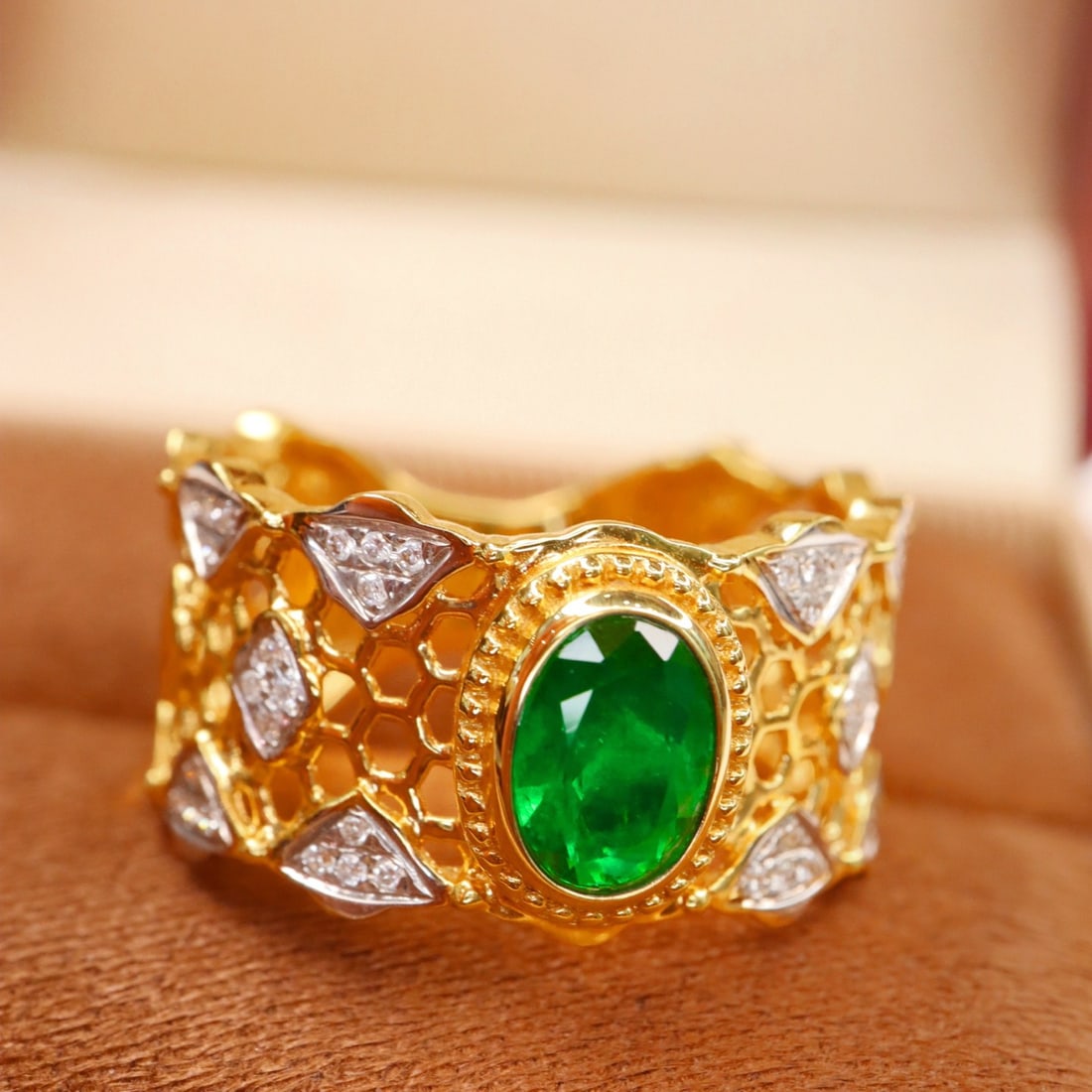 14k Gold 0.80 Ctw Vivid Green Natural Emerald & Diamond Ring - 3