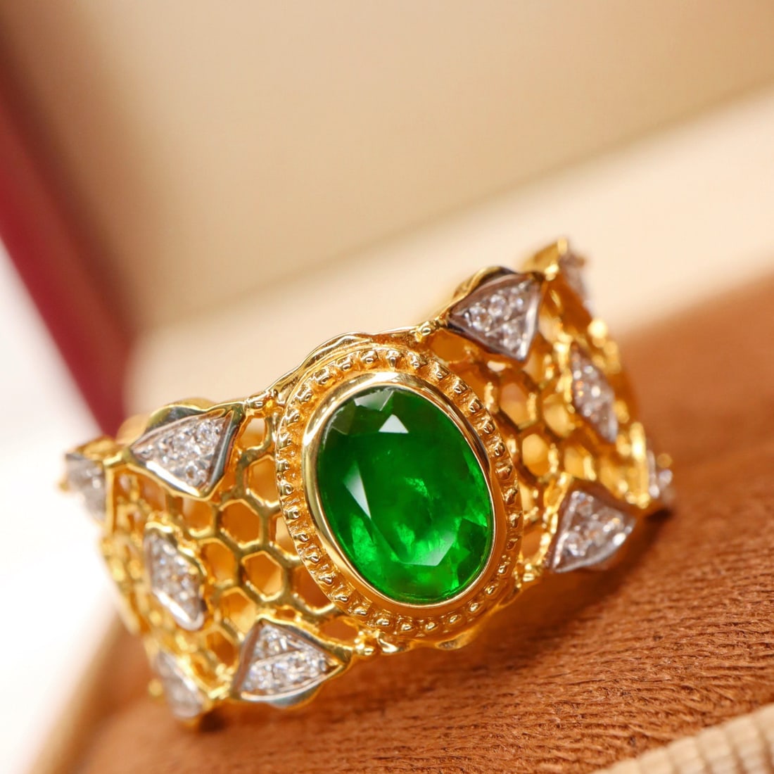 14k Gold 0.80 Ctw Vivid Green Natural Emerald & Diamond Ring - 4