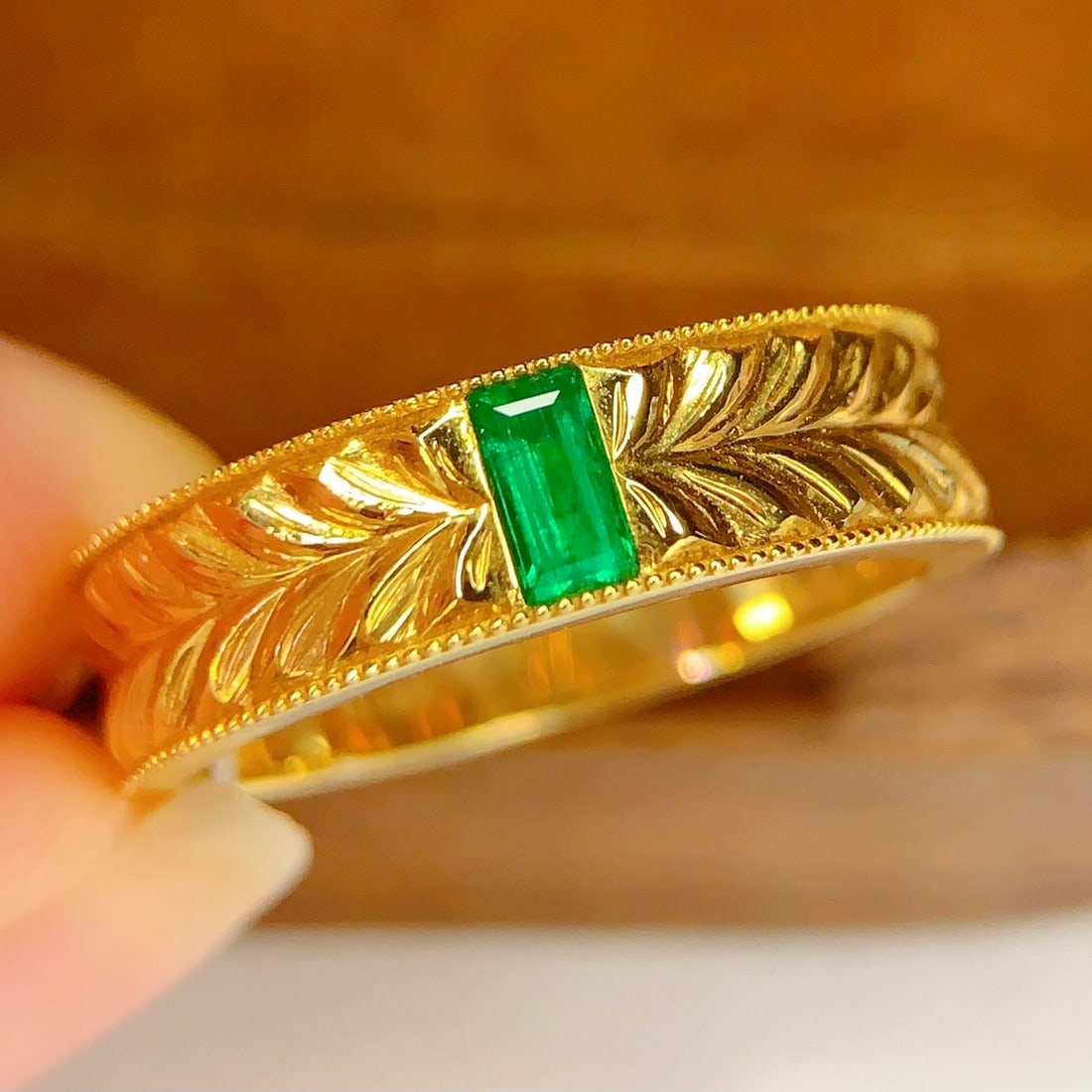 14k Gold 0.5 Ct Vivid Green Natural Emerald Ring - 4