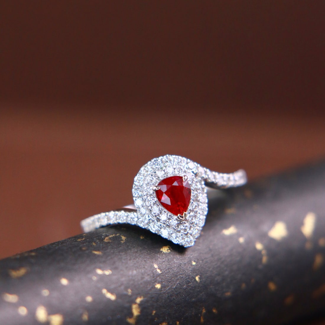 14k Gold 0.73 Ctw Vivid Red Natural Ruby & Diamond Ring: Ref:231120129 // gold content:14k gold // ring size:7. 25us // // main gemstone:ruby // shape:pear // carat weight:0. 4ct // color:vivid red // treatment:natural // // adjacent gemstone 2 : diamond //