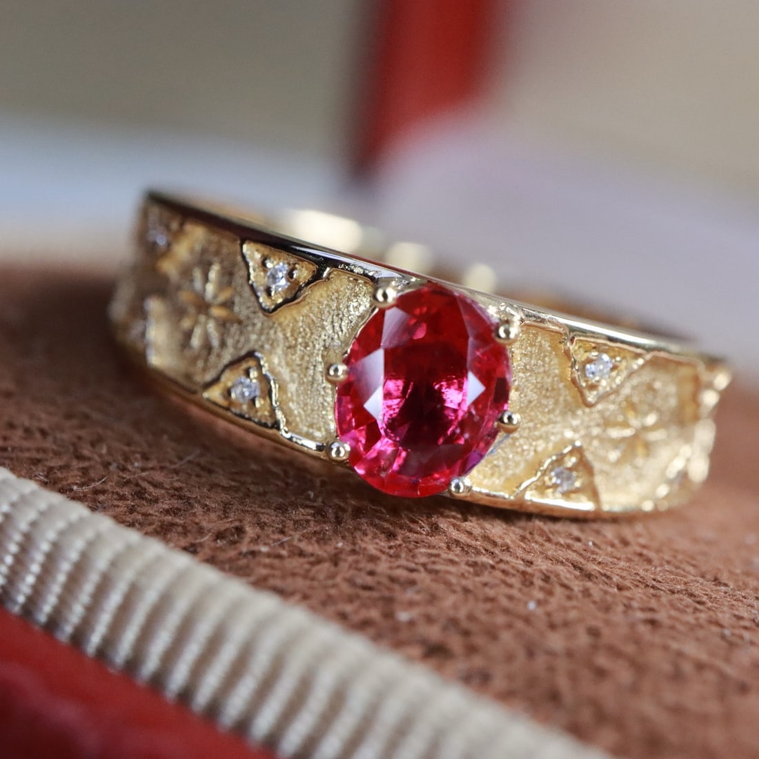 14k Gold 0.45 Ctw Natural Ruby & Diamond Ring: Ref:231120131 // gold content:14k gold // ring size:7. 25us // // main gemstone:ruby // shape:oval // carat weight:0. 42ct // color:red // treatment:natural // // adjacent gemstone 2 : diamond // shap