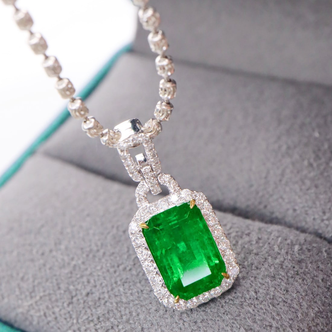 14k Gold 1.85 Ctw Vivid Green Natural Emerald & Diamond Pendant( Without Chain ) - 4