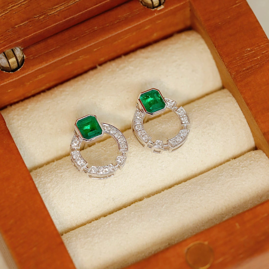 14k Gold 0.70 Ctw Vivid Green Natural Emerald & Diamond Earrings: Ref:231120144 // gold content:14k gold // main gemstone:emerald // shape:octagonal // carat weight:0. 58ct // color:vivid green // treatment:natural // // adjacent gemstone 2 : diamond //