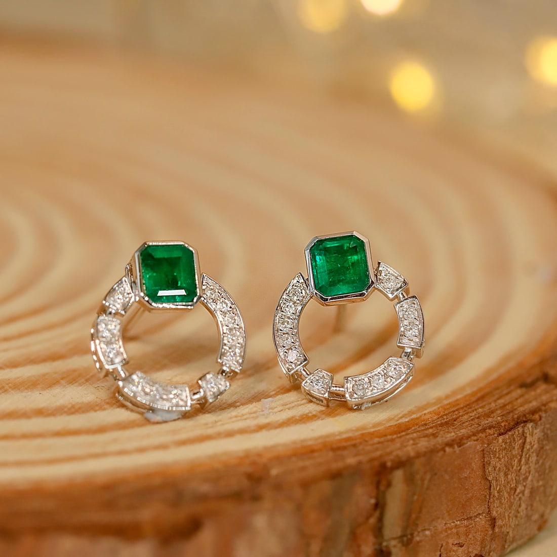 14k Gold 0.70 Ctw Vivid Green Natural Emerald & Diamond Earrings - 4