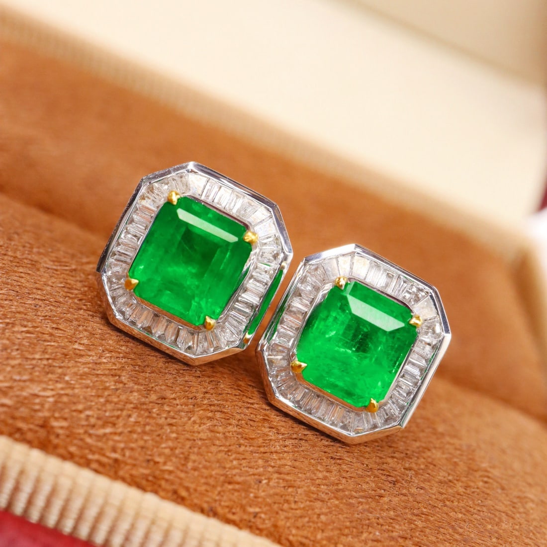 14k Gold 2.22 Ctw Vivid Green Natural Emerald & Diamond Earrings: Ref:231120163 // gold content:14k gold // main gemstone:emerald // shape:octagonal // carat weight:1. 88ct // color:vivid green // treatment:natural // // adjacent gemstone 2 : diamond // shape:baguet