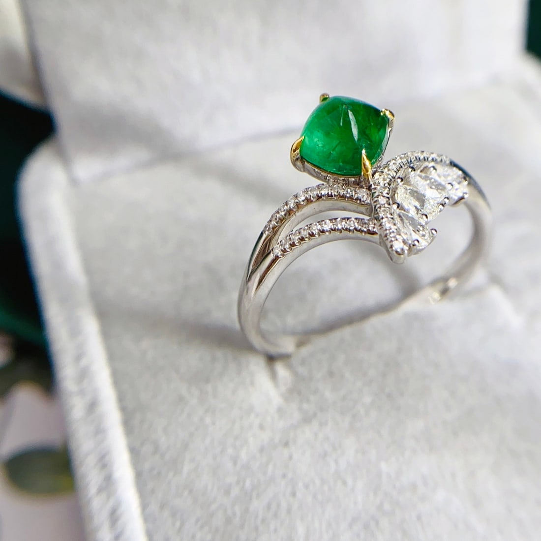 14k Gold 1.00 Ct Vivid Green Natural Emerald & Diamond Ring - 3