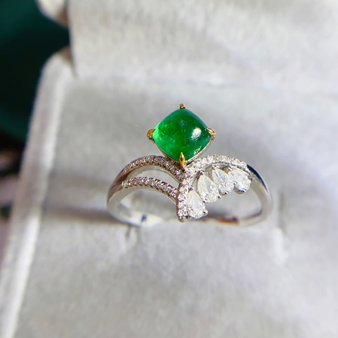 14k Gold 1.00 Ct Vivid Green Natural Emerald & Diamond Ring - 4