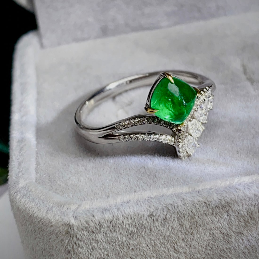14k Gold 1.00 Ct Vivid Green Natural Emerald & Diamond Ring - 6