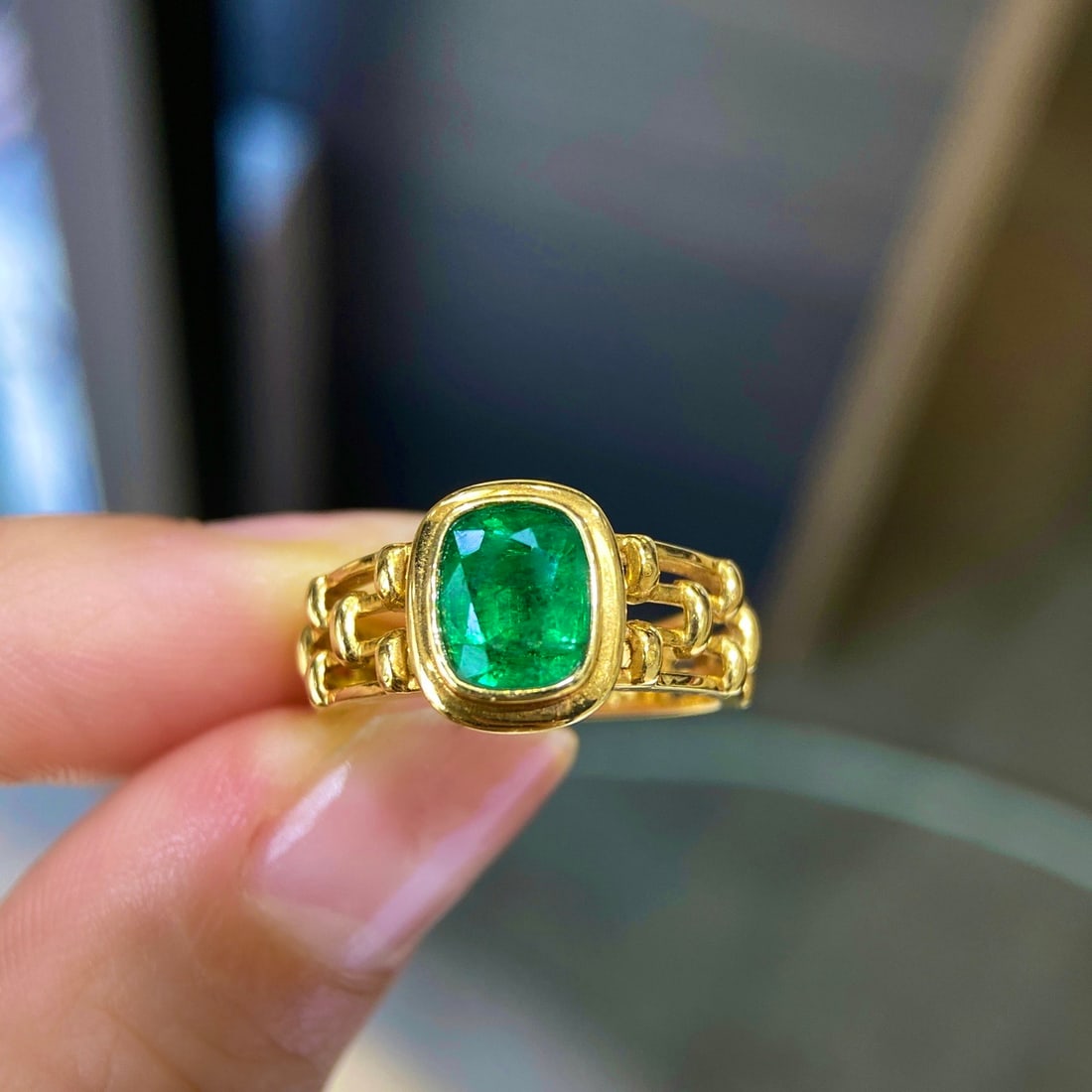 14k Gold 1.21 Ct Vivid Green Natural Emerald Ring - 2