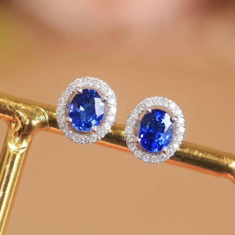 14k Gold 0.96 Ctw Vivid Blue Natural Sapphire & Diamond Earrings: Ref:231120186 // gold content:14k gold // main gemstone:sapphire // shape:oval // carat weight:0. 8ct // color:vivid blue // treatment:natural // // adjacent gemstone 2 : diamond // shape:round // car