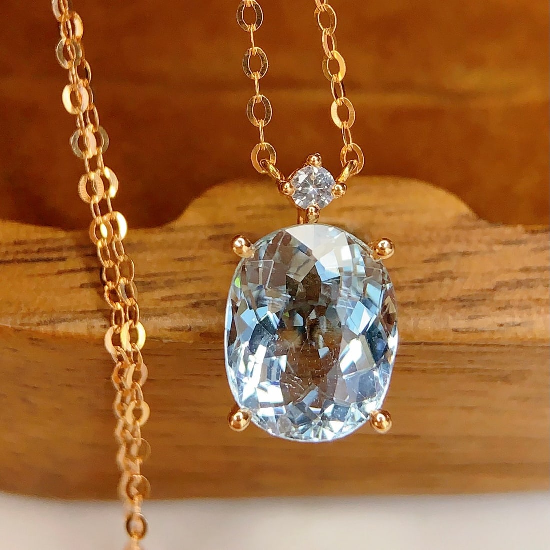 14k Gold 2 Ct Natural Aquamarine & Sapphire Necklace: Ref:231120192 // gold content:14k gold // main gemstone:aquamarine // shape:oval // carat weight:2ct // color:blue // treatment:natural // // adjacent gemstone 2 : sapphire // number of stones:1 //