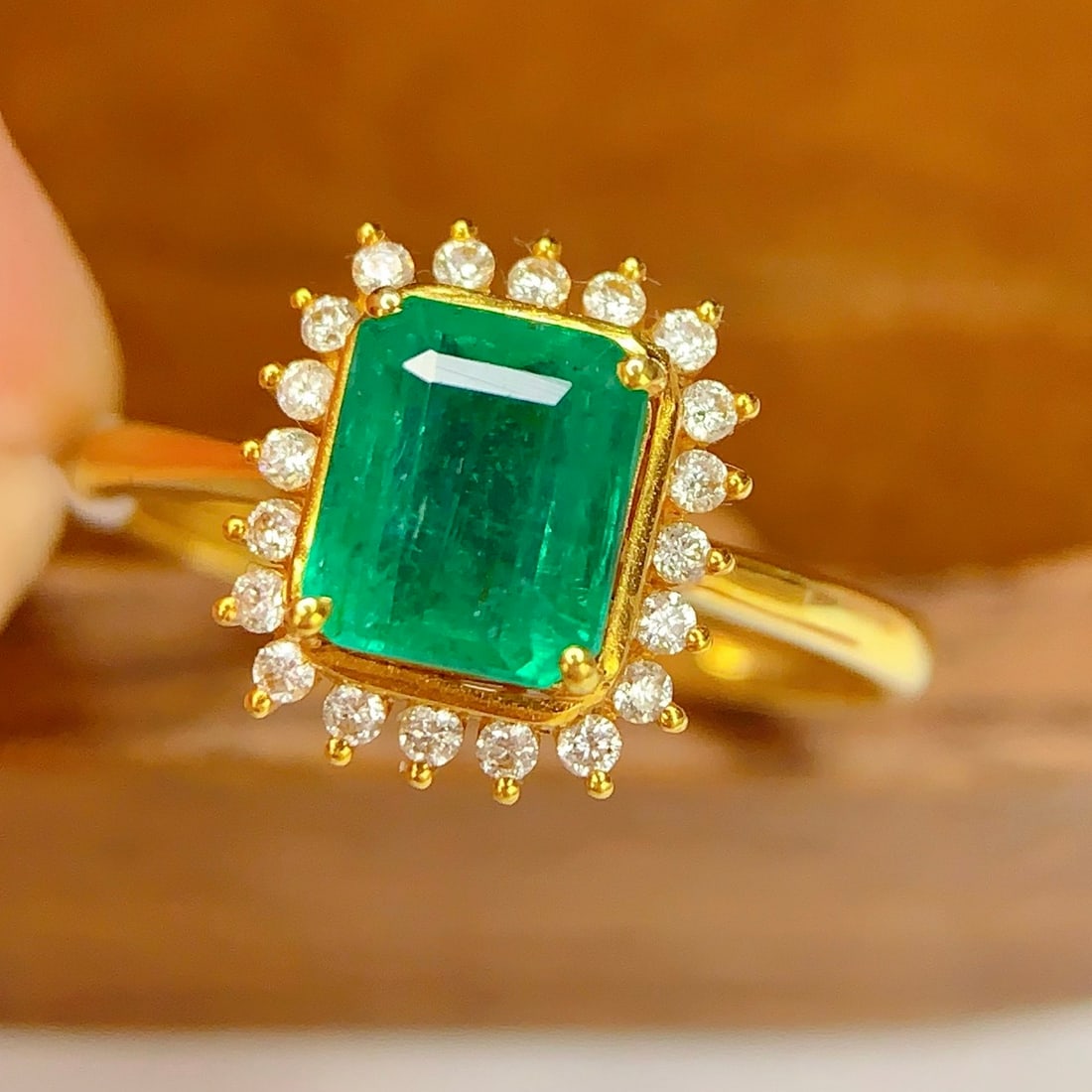 14k Gold 1.8 Ct Natural Emerald & Diamond Ring - 3